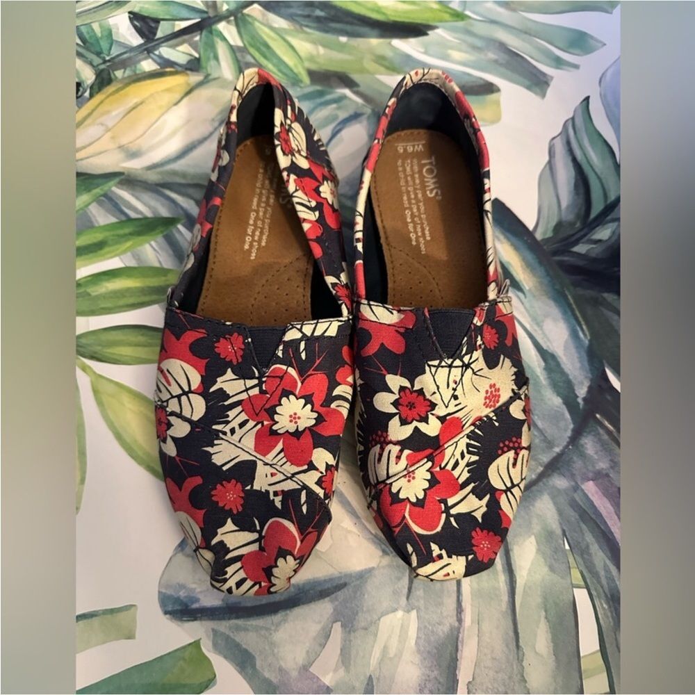 TOMS Classic Canvas Slip-Ons Tropical Floral Print Women’s 6.5 Comfy Resortwear - Picture 4 of 5